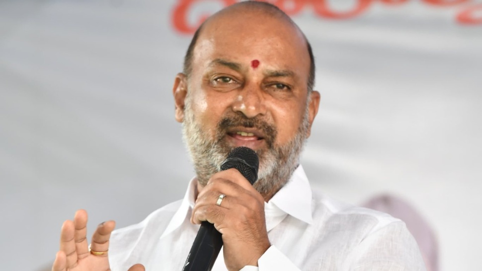 Bandi Sanjay: ఇడ్లీ, దోశ, వడ అంటూ పనికిమాలిన మాటలు మాటలెందుకు? Bandi Sanjay: ఇడ్లీ, దోశ, వడ అంటూ పనికిమాలిన మాటలు మాటలెందుకు?