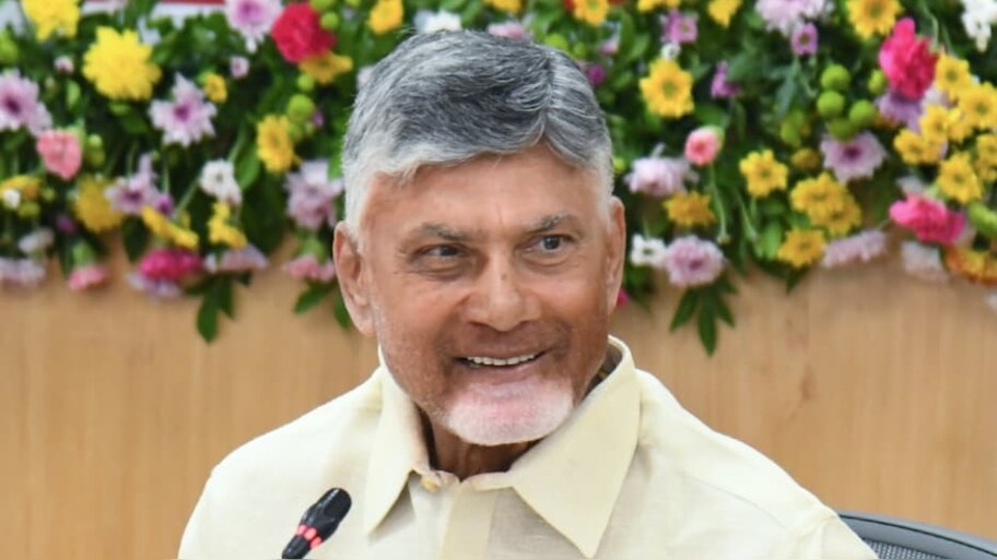 Chandrababu: చంద్రబాబుకు రాజకీయాల్లోకి వెళ్లాలని చెప్పిందెవరో తెలుసా?