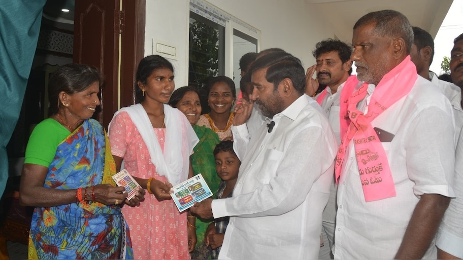 Congress Due Cards: బీఆర్‌ఎస్‌ పార్టీ దూకుడు.. ప్రజల్లోకి కాంగ్రెస్‌ బాకీ కార్డులు