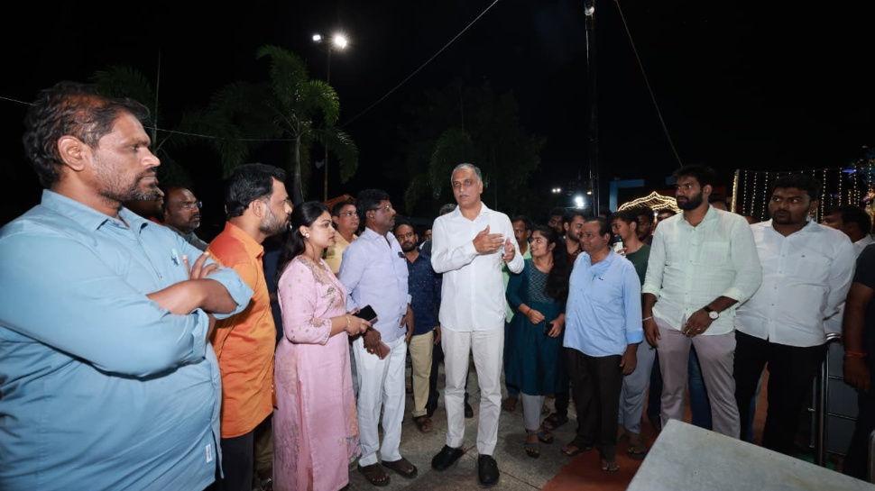 Saddula Bathukamma: కోమటి చెరువుకు బతుకమ్మ శోభ.. సిద్దిపేటలో నేడే పూల సంబరం Saddula Bathukamma: కోమటి చెరువుకు బతుకమ్మ శోభ.. సిద్దిపేటలో నేడే పూల సంబరం