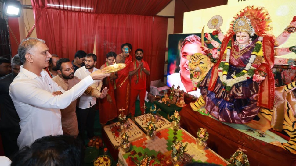 Bathukamma: తొలి సీఎం కేసీఆర్తోనే బతుకమ్మ విశిష్ట గుర్తింపు: హరీశ్ రావు Bathukamma: తొలి సీఎం కేసీఆర్తోనే బతుకమ్మ విశిష్ట గుర్తింపు: హరీశ్ రావు