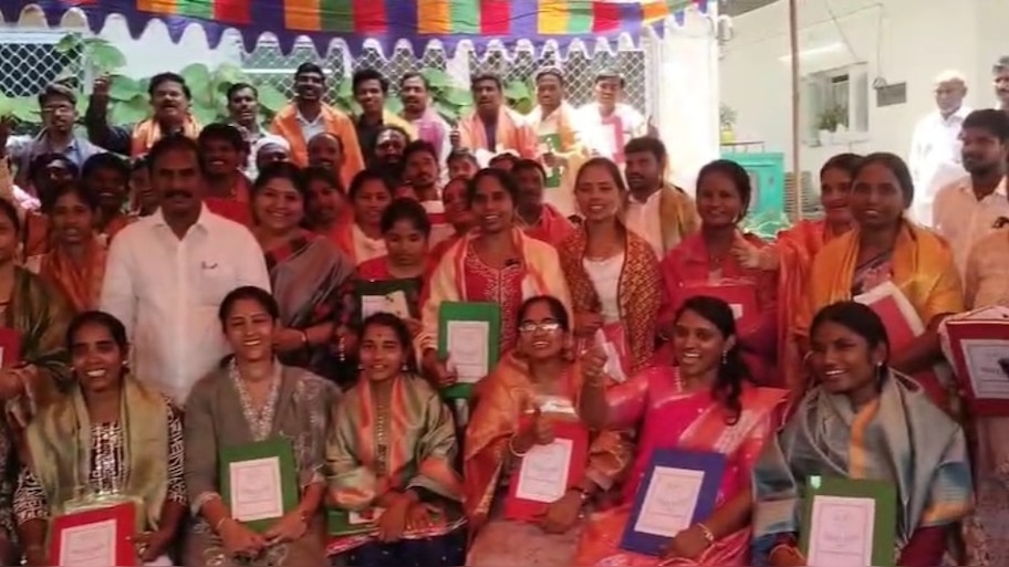 DSC Teachers: రాష్ట్ర చరిత్రలోనే తొలి ఘన సన్మానం.. 75 మంది అభ్యర్థులకు గిఫ్ట్‌