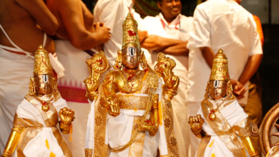 Tirumala: తిరుమలలో భారీ ఏర్పాట్లు.. దసరా రోజు శ్రీవారి బ్రహ్మోత్సవాలు ముగింపు Tirumala: తిరుమలలో భారీ ఏర్పాట్లు.. దసరా రోజు శ్రీవారి బ్రహ్మోత్సవాలు ముగింపు
