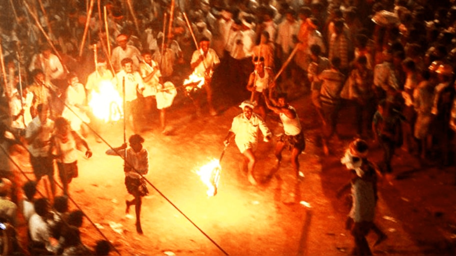 Devaragattu: కర్నూలు జిల్లా దేవరగట్టు దసరా ఉత్సవాల స్పెషాలిటీ తెలుసా.. కర్రలతో ఎందుకు తలపడతారు..!