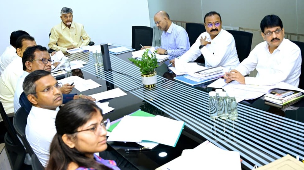 Chandrababu: మాస్టర్ ప్లాన్తో దివ్య క్షేత్రంగా శ్రీశైలం ఆలయ అభివృద్ధి: సీఎం చంద్రబాబు Chandrababu: మాస్టర్ ప్లాన్తో దివ్య క్షేత్రంగా శ్రీశైలం ఆలయ అభివృద్ధి: సీఎం చంద్రబాబు