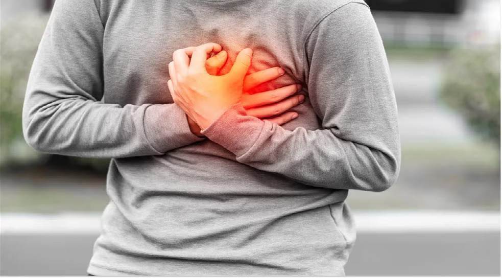 Heart Attack: భారీగా పెరిగిన గుండెపోటు కేసులు..ఈ లక్షణాలతో పిట్టల్లా రాలిపోతున్న జనం! Heart Attack: భారీగా పెరిగిన గుండెపోటు కేసులు..ఈ లక్షణాలతో పిట్టల్లా రాలిపోతున్న జనం!