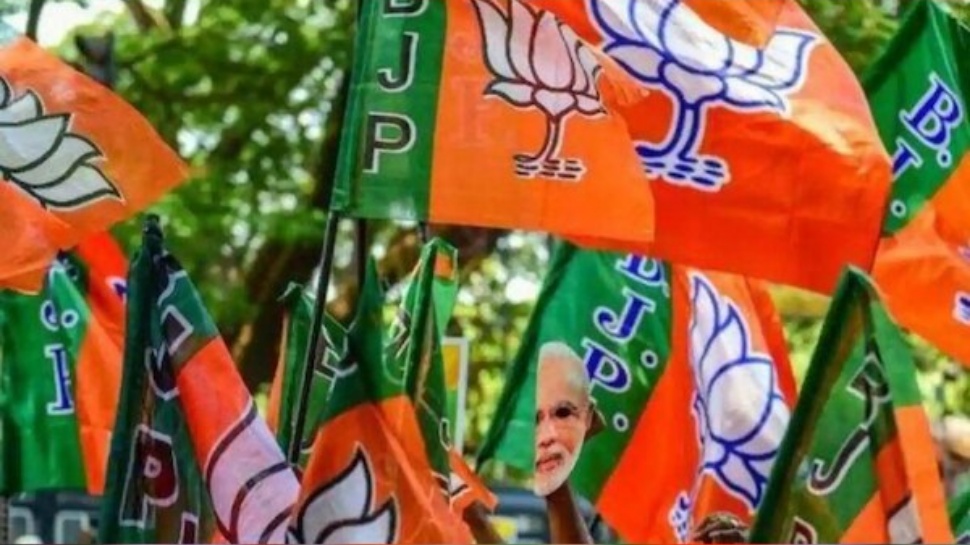 Telangana BJP: బీజేపీలో వర్గపోరు.. అధ్యక్షుడి ముందే నేతల బాహాబాహీ..! Telangana BJP: బీజేపీలో వర్గపోరు.. అధ్యక్షుడి ముందే నేతల బాహాబాహీ..!