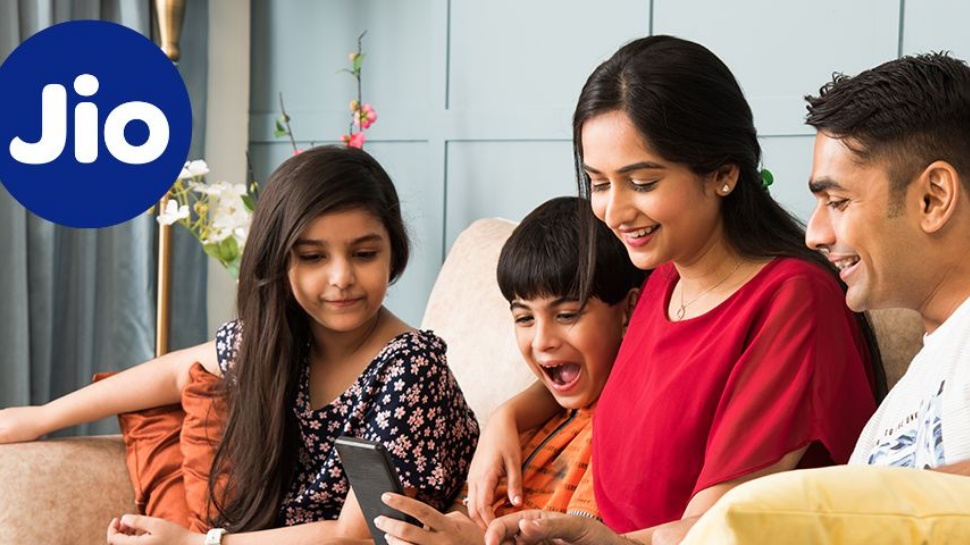 Jio Diwali Gift: యూజర్లకు జియో దీపావళి గిఫ్ట్.. రూ.749 ప్లాన్తో 4 సిమ్ కార్డులు Jio Diwali Gift: యూజర్లకు జియో దీపావళి గిఫ్ట్.. రూ.749 ప్లాన్తో 4 సిమ్ కార్డులు