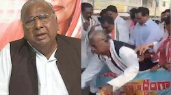 Hanumantha rao in bc bandh Video: బీసీ బంద్ నిరసనల్లో షాకింగ్ ఘటన.. రోడ్డు మీద పడిపోయిన వీ హనుమంత్ రావు.. వీడియో ..