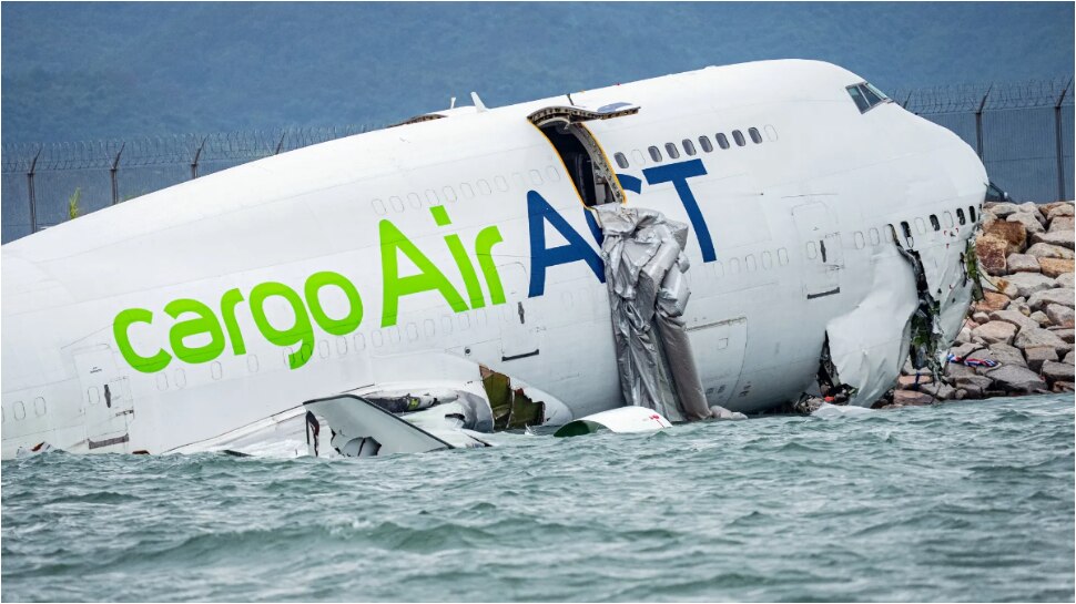 Cargo Flight Accident: అదుపుతప్పి సముద్రంలోకి దూసుకెళ్లిన విమానం.. వీడియో వైరల్..!! Cargo Flight Accident: అదుపుతప్పి సముద్రంలోకి దూసుకెళ్లిన విమానం.. వీడియో వైరల్..!!