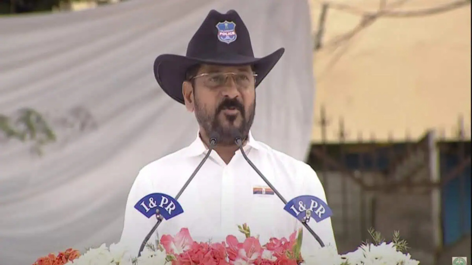 Revanth Reddy: కానిస్టేబుల్ ప్రమోద్ కుటుంబానికి రూ. కోటి పరిహారం ప్రకటించిన సీఎం రేవంత్.. Revanth Reddy: కానిస్టేబుల్ ప్రమోద్ కుటుంబానికి రూ. కోటి పరిహారం ప్రకటించిన సీఎం రేవంత్..
