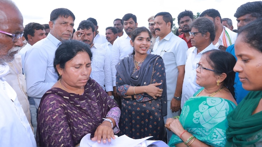Yashaswini Reddy: 'మైక్‌ గుంజుకోండి..' రైతులతో కాంగ్రెస్‌ ఎమ్మెల్యే యశస్విని వాగ్వాదం