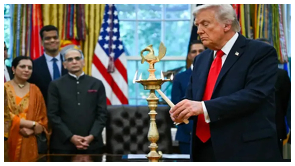 Donald Trump: వైట్హౌస్లో దీపావళి వేడుకలు.. భారతీయులకు ట్రంప్ విషెస్, వీడియో Donald Trump: వైట్హౌస్లో దీపావళి వేడుకలు.. భారతీయులకు ట్రంప్ విషెస్, వీడియో