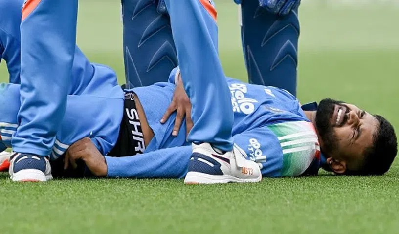 Shreyas Iyer: భారత్కు భారీ షాక్.. మైండ్ బ్లోయింగ్ క్యాచ్ పట్టి గాయంతో గ్రౌండ్ వీడిన శ్రేయాస్ అయ్యర్.. బ్యాటింగ్కి వస్తాడా..? Shreyas Iyer: భారత్కు భారీ షాక్.. మైండ్ బ్లోయింగ్ క్యాచ్ పట్టి గాయంతో గ్రౌండ్ వీడిన శ్రేయాస్ అయ్యర్.. బ్యాటింగ్కి వస్తాడా..?