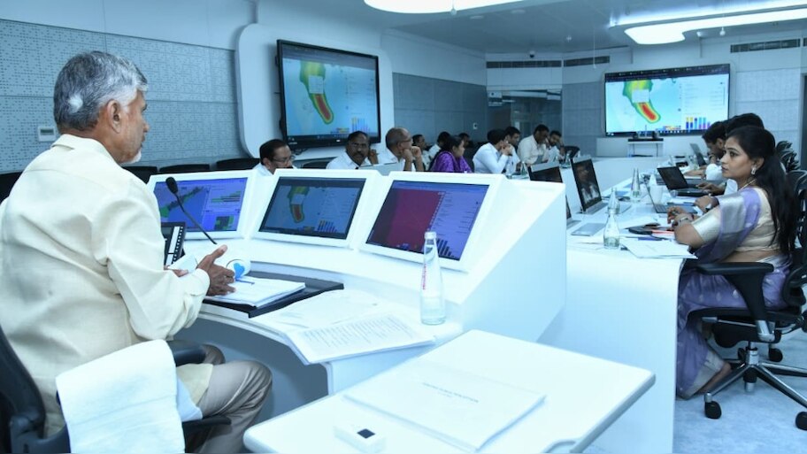 Heavy Rains: మొంథా తుఫానుపై చంద్రబాబు కీలక ఆదేశాలు.. అర్థరాత్రి వరకు సమీక్ష