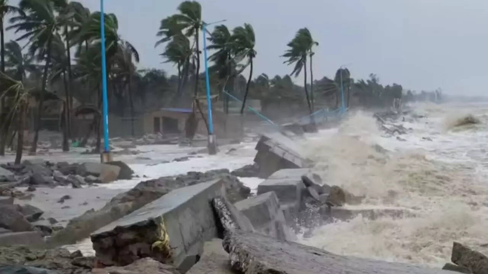 Montha Cyclone Effect on AP: దూసుకువస్తోన్న మొంథా తుపాను.. రైళ్లు, విమాన సర్వీసులు రద్దు.. స్కూళ్లకు సెలవులు.. Montha Cyclone Effect on AP: దూసుకువస్తోన్న మొంథా తుపాను.. రైళ్లు, విమాన సర్వీసులు రద్దు.. స్కూళ్లకు సెలవులు..