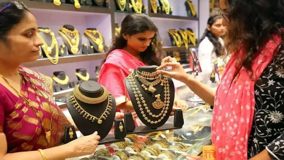 Gold Monthly Scheme: గోల్డ్ మంత్లీ స్కీమ్ గురించి తెలుసా? ఈ స్కీములో బంగారు ఆభరణాలు కొంటే లాభమా? నష్టమా?