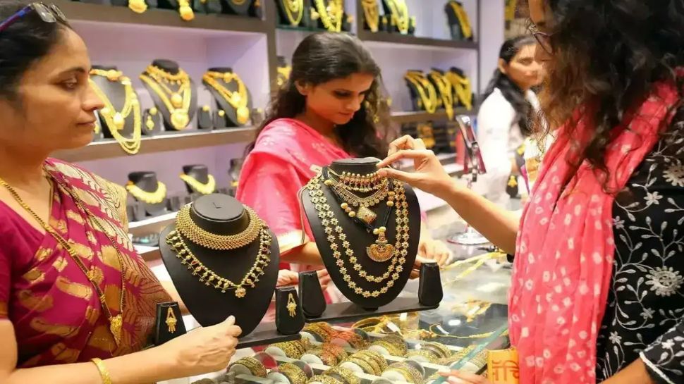 Gold Monthly Scheme: గోల్డ్ మంత్లీ స్కీమ్ గురించి తెలుసా? ఈ స్కీములో బంగారు ఆభరణాలు కొంటే లాభమా? నష్టమా? Gold Monthly Scheme: గోల్డ్ మంత్లీ స్కీమ్ గురించి తెలుసా? ఈ స్కీములో బంగారు ఆభరణాలు కొంటే లాభమా? నష్టమా?