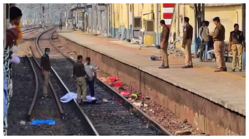 Horrific Accident: కార్తీక పౌర్ణమి రోజు ఘోరం.. గంగానది స్నానం చేసి వస్తుండగా రైలు ఢీకొని నలుగురి దుర్మరణం.. Horrific Accident: కార్తీక పౌర్ణమి రోజు ఘోరం.. గంగానది స్నానం చేసి వస్తుండగా రైలు ఢీకొని నలుగురి దుర్మరణం..