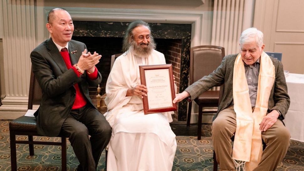 Sri Sri Ravi Shankar: శ్రీశ్రీ రవిశంకర్కు విశిష్ట పురస్కారం.. 'వరల్డ్ లీడర్ ఫర్ పీస్ అండ్ సెక్యూరిటీ అవార్డు'తో సత్కారం Sri Sri Ravi Shankar: శ్రీశ్రీ రవిశంకర్కు విశిష్ట పురస్కారం.. 'వరల్డ్ లీడర్ ఫర్ పీస్ అండ్ సెక్యూరిటీ అవార్డు'తో సత్కారం