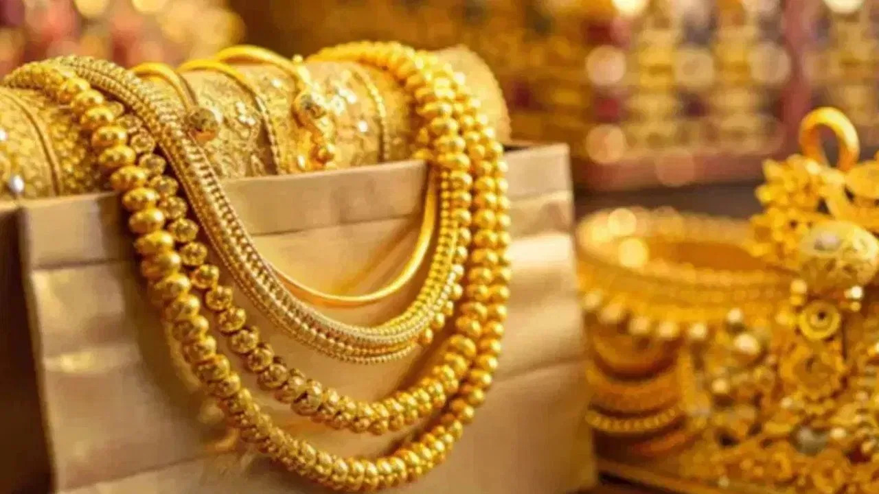 Gold Investment: బంగారం కొంటున్నారా? వార్నింగ్ ఇచ్చిన సెబీ..ఇకపై ఇక్కడ గోల్డ్ కొనొద్దు! Gold Investment: బంగారం కొంటున్నారా? వార్నింగ్ ఇచ్చిన సెబీ..ఇకపై ఇక్కడ గోల్డ్ కొనొద్దు!