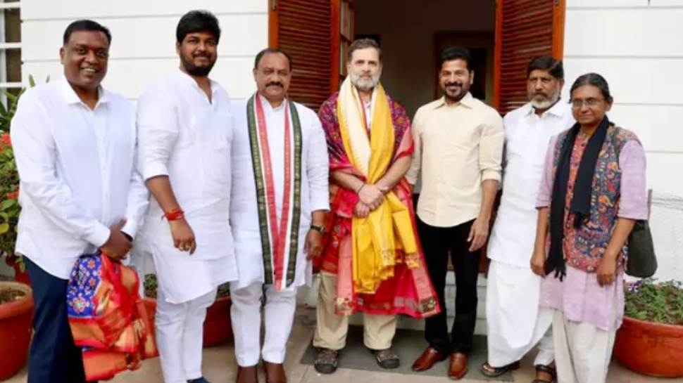 CM Revanth Reddy: జూబ్లిహిల్స్ విజయం.. సీఎం రేవంత్ రెడ్డి, నవీన్ యాదవ్తో సహా కాంగ్రెస్ నేతల్ని అభినందించిన రాహుల్ గాంధీ.. CM Revanth Reddy: జూబ్లిహిల్స్ విజయం.. సీఎం రేవంత్ రెడ్డి, నవీన్ యాదవ్తో సహా కాంగ్రెస్ నేతల్ని అభినందించిన రాహుల్ గాంధీ..