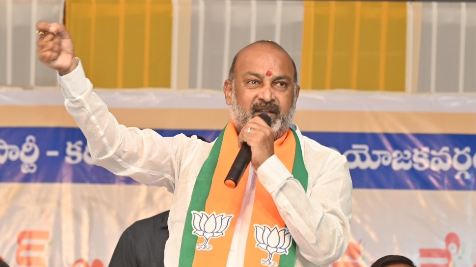DK Aruna: బండి సంజయ్ 10వ తరగతి పేపర్ లీక్ కేసులో బిగ్ ట్విస్ట్.. డీకే అరుణ హర్షం DK Aruna: బండి సంజయ్ 10వ తరగతి పేపర్ లీక్ కేసులో బిగ్ ట్విస్ట్.. డీకే అరుణ హర్షం