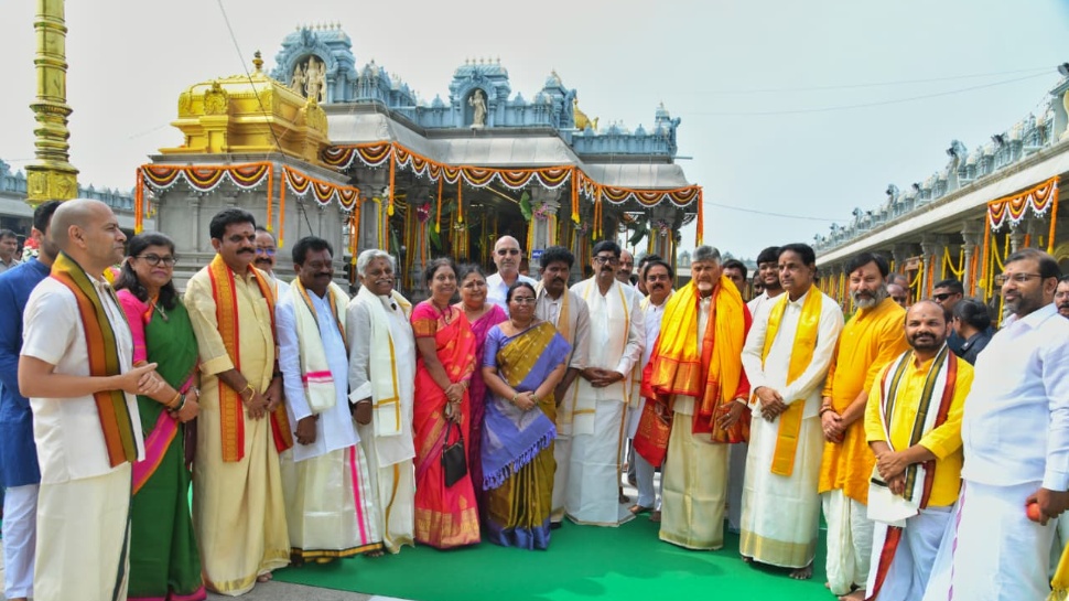 Tirumala: తిరుమల ఆధ్యాత్మిక వైభవం ప్రపంచవ్యాప్తం చేస్తాం: చంద్రబాబు Tirumala: తిరుమల ఆధ్యాత్మిక వైభవం ప్రపంచవ్యాప్తం చేస్తాం: చంద్రబాబు