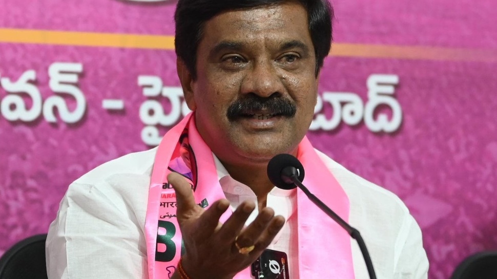 Vemula Prashanth: ఎవరి లాభం కోసం కల్వకుంట్ల కవిత పని చేస్తోంది? Vemula Prashanth: ఎవరి లాభం కోసం కల్వకుంట్ల కవిత పని చేస్తోంది?