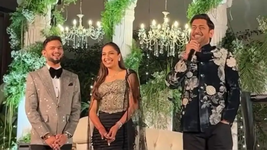 Dhoni Video: 'లవ్ గురు'గా మారిన ధోనీ.. కొత్తగా పెళ్లయిన జంటకి ఫన్నీ మ్యారేజ్ టిప్స్ 