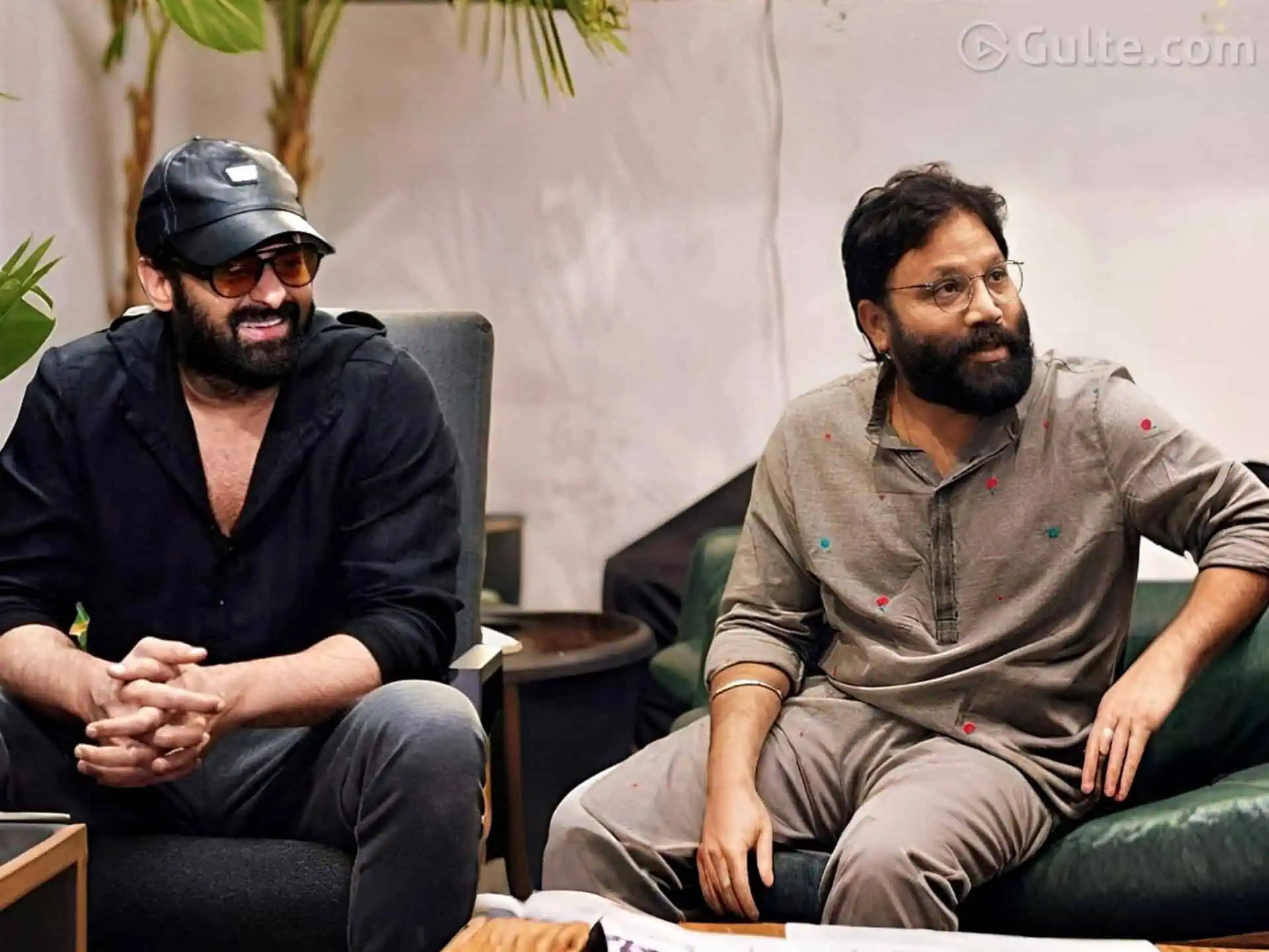 Prabhas Spirit Look: 6 నెలలు అజ్ఞాతంలోకి డార్లింగ్ ప్రభాస్..'రాజాసాబ్' ప్రమోషన్స్లో కూడా కనిపించడం కష్టమే! Prabhas Spirit Look: 6 నెలలు అజ్ఞాతంలోకి డార్లింగ్ ప్రభాస్..'రాజాసాబ్' ప్రమోషన్స్లో కూడా కనిపించడం కష్టమే!