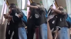 Couple Romance in Metro: మెట్రోలో అరాచకం.. అమ్మాయిని కసితీరా వాటేసుకుని,  ముద్దులు పెడుతూ మరీ.. వీడియో వైరల్..