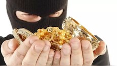 Telangana Crime News: ఒకే రోజు  డబుల్ షాక్.. రూ.7 లక్షల ఫేక్ గోల్డ్ స్కాం.. 6 తులాల  బంగారం దోపిడి..!! 