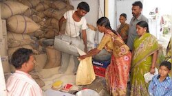 3 Months Free Ration: రేషన్ కార్డుదారులకి కేంద్ర ప్రభుత్వం బంపర్ న్యూస్.. ఇక నుండి ఒకేసారి 3 నెలల రేషన్ పంపిణీ..! 