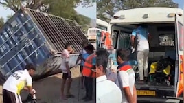 Mumbai Road Accident: పెళ్లి ట్రక్కును ఢీకొన్న భారీ కంటైనర్.. 12 మంది దుర్మరణం..