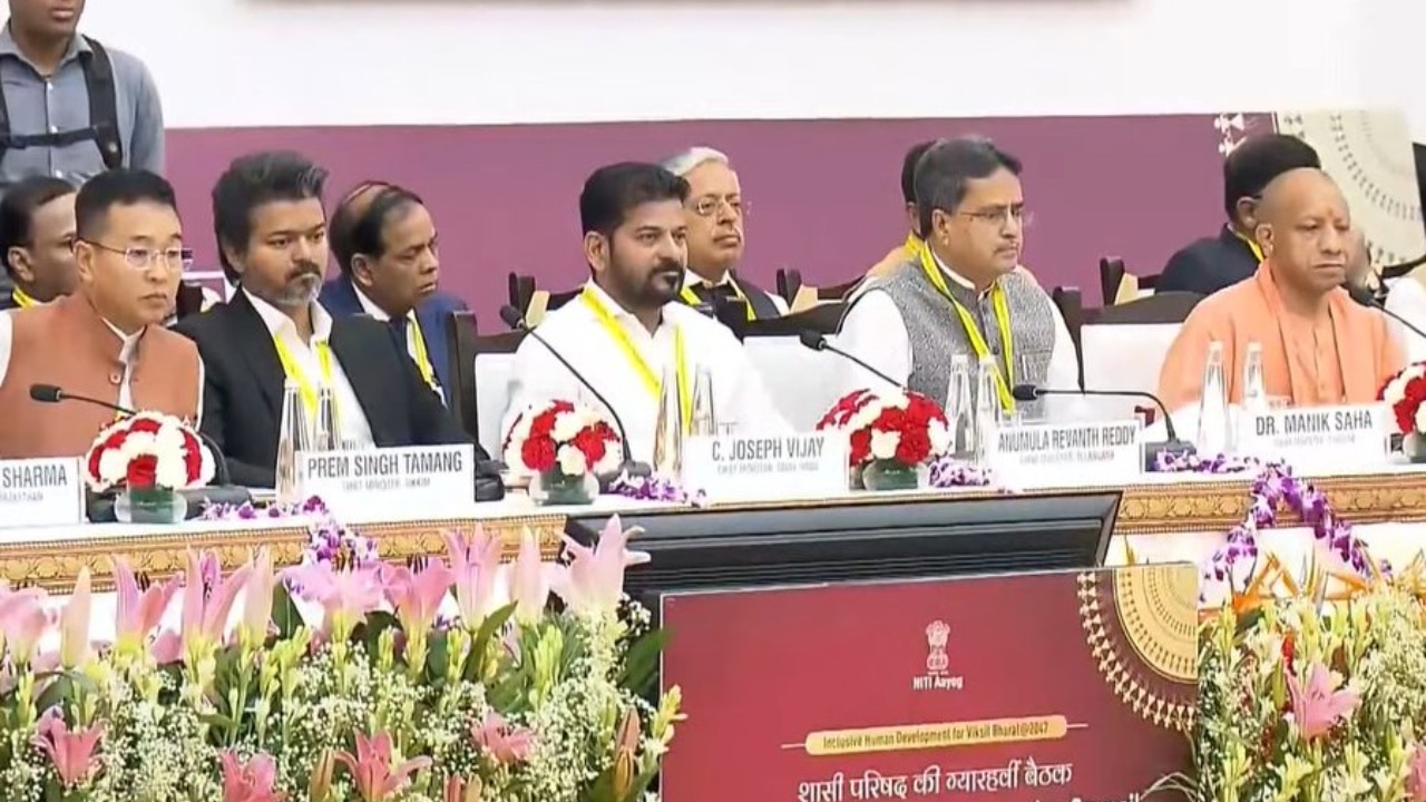 నీతి ఆయోగ్ సమావేశంలో అరుదైన సన్నివేశం.. పక్కపక్కనే యోగి, విజయ్, రేవంత్