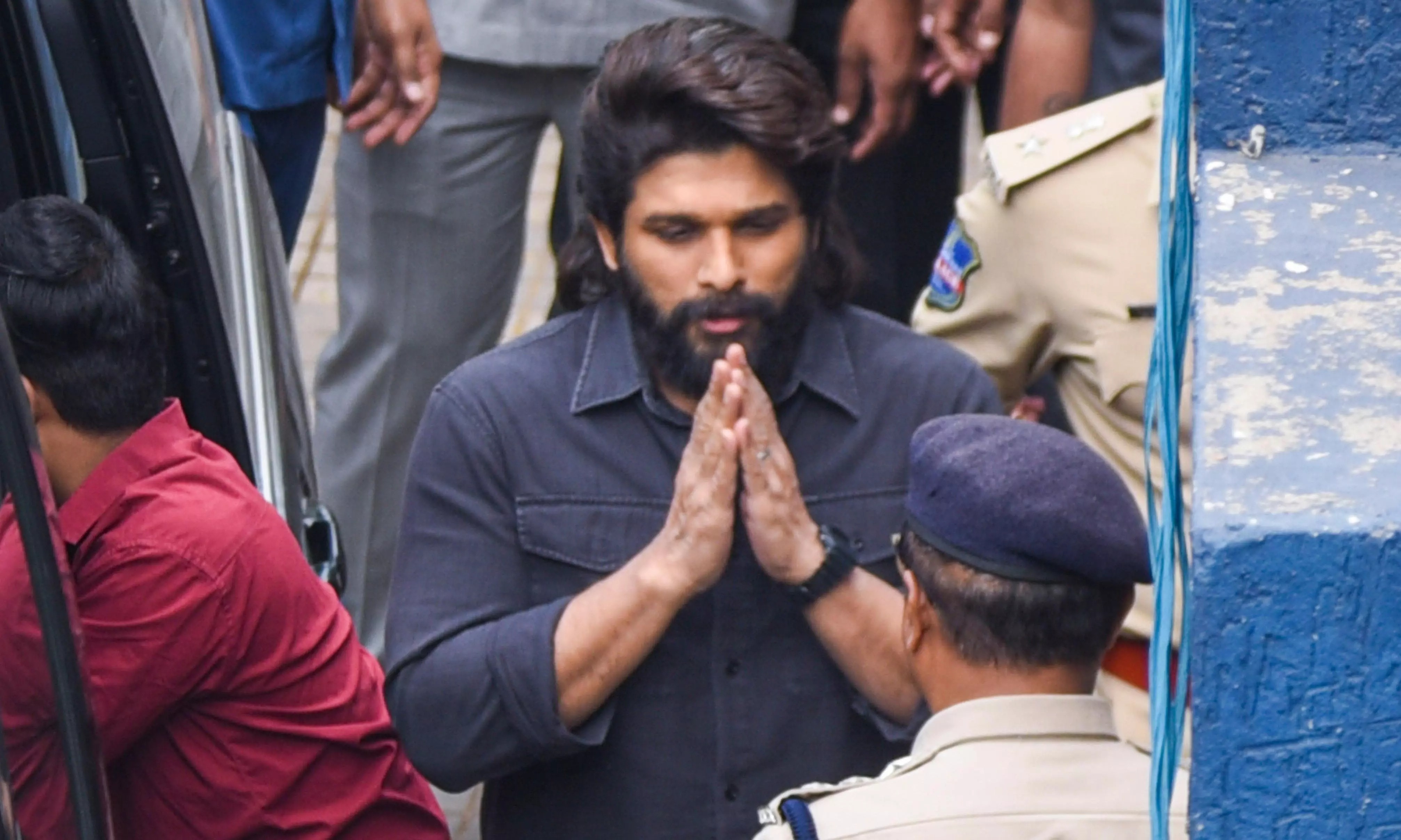 నేడు కోర్టులో అల్లు అర్జున్ హాజరుపై సస్పెన్స్..వెండాతున్న సంధ్యా థియేటర్ తొక్కిసలాట కేసు