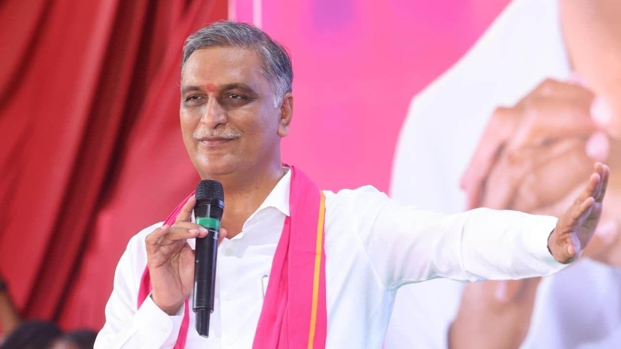 మళ్లీ కేసీఆర్ వస్తేనే మా రాత మారుతుంది.. హరీశ్ రావుతో రైతులు