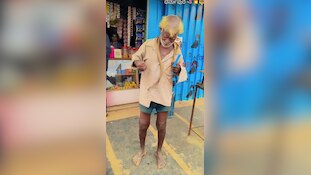 మెడలో నాగుపాముతో తాత హల్చల్!