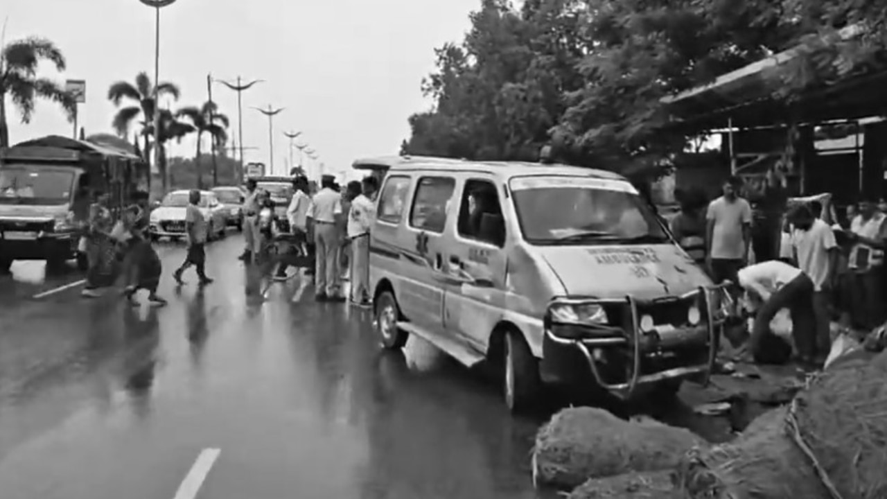 శంషాబాద్ సత్తంరాయ్ వద్ద ఘోర ప్రమాదం.. బస్ స్టాప్ లోకి దూసుకెళ్లిన బొలెరో, ముగ్గురు మహిళలు మృతి