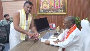 శ్రీశైలం భ్రమరాంబిక అమ్మవారికి అగ్గిపెట్టెలో పట్టే పట్టుచీర