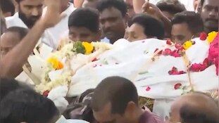 ముద్రగడ పద్మనాభం పాడె మోసిన వైఎస్ జగన్