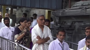 తిరుమలలో సతీసమేతంగా మాజీ మంత్రి హరీశ్‌ రావు