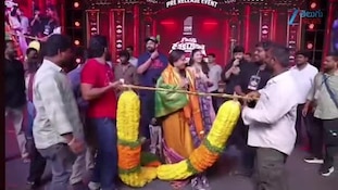 Anchor Suma: యాంకర్ సుమకు ఊహించని సర్ ప్రైజ్.. కోరియన్ కామ రాజు మూవీ టీమ్ గజమాలతో సత్కారం..