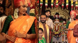 పాతబస్తీ శ్రీ మహంకాళేశ్వర ఆలయంలో బంగారు బోనం ఎత్తిన నిహారిక.. 