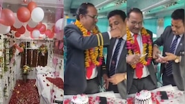 Video Viral: మొన్న ట్రైన్‌లో హనీమూన్ సెటప్.!.  ఇప్పుడు రైల్వే స్టాఫ్ బర్త్ డే సెలబ్రేషన్స్.. వీడియోపై నెట్టింట దుమారం.!.