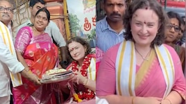 Pawan Kalyan Wife: పిఠాపురంలో పవన్ కళ్యాణ్ సతీమణి అన్నా కొణిదెలా..  పలు ఆలయాల్లో ప్రత్యేక పూజలు..!