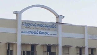 Teacher Hair: టీచరమ్మకు పనోళ్లుగా విద్యార్థి.. జడ వేయించుకున్న టీచర్‌