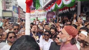 Asaduddin Owaisi: పాతబస్తీలో ఎంపీ అసదుద్దీన్‌ ఓవైసీ జెండావిష్కరణ