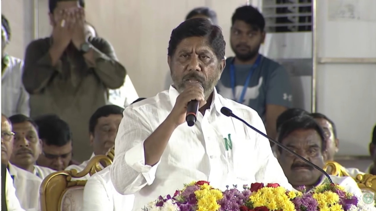 తెలంగాణ మట్టి బానిసత్వాన్ని భరించదు.. డిప్యూటీ సీఎం భట్టి విక్రమార్క ఫైరింగ్స్పీచ్ తెలంగాణ మట్టి బానిసత్వాన్ని భరించదు.. డిప్యూటీ సీఎం భట్టి విక్రమార్క ఫైరింగ్స్పీచ్